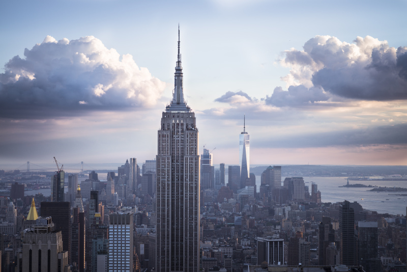 美国，纽约，曼哈顿，日落时帝国大厦的天际线图片下载