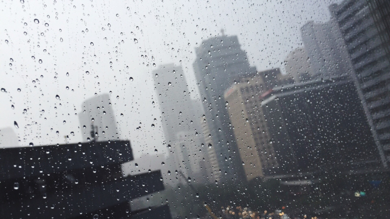 高楼窗外下雨图片图片