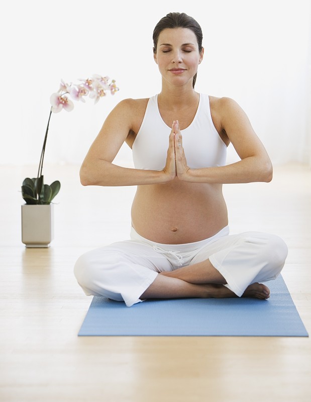 练习瑜伽的孕妇图片下载