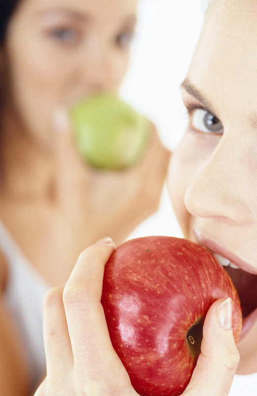 Women eating apples图片素材