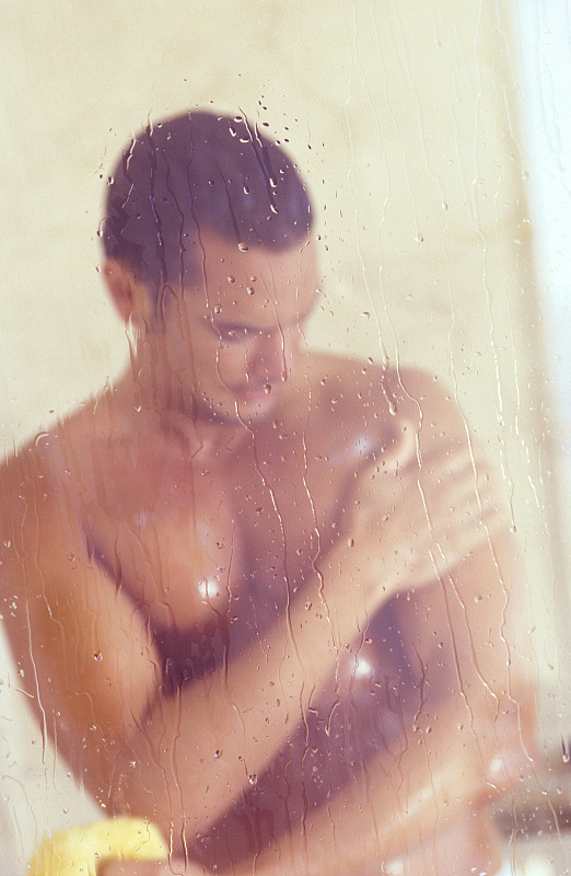 Man showering图片下载