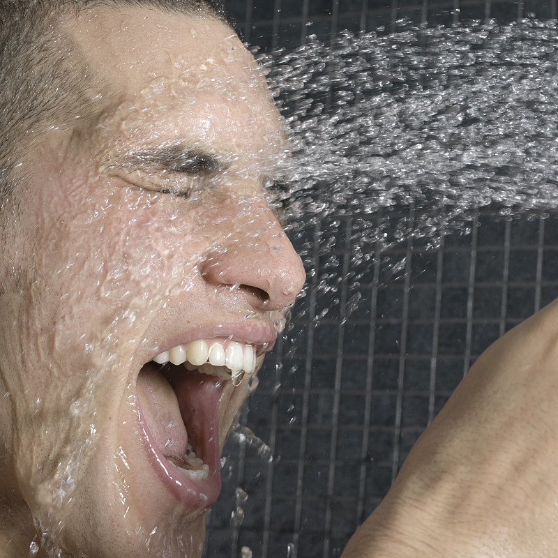男子在淋浴时用嘴喷水图片下载