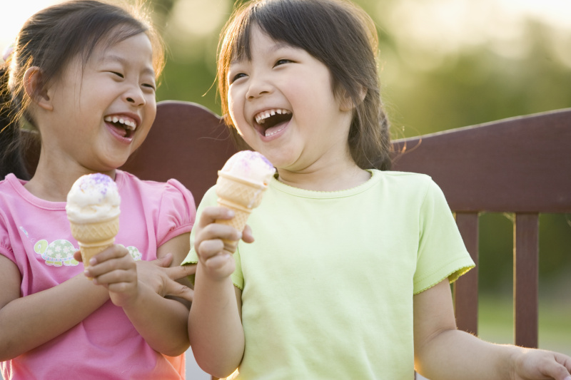 小女孩吃冰淇淋图片下载