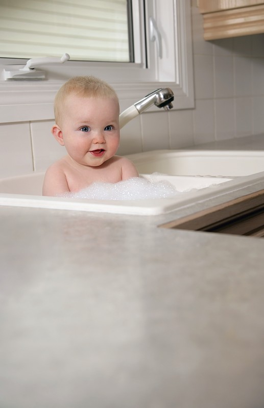 婴儿在厨房水槽里图片下载