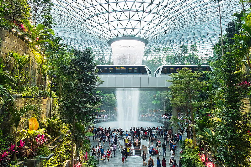 巨大的瀑布汇丰雨漩涡和美丽的绿色自然资生堂森林谷在宝石樟宜机场，连接新加坡樟宜国际机场航站楼;2019年5月11日，新加坡图片素材