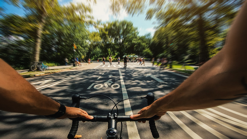 骑自行车:在纽约中央公园骑车图片下载