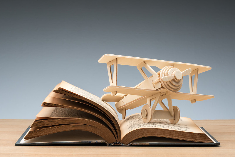 飞机模型在桌子上的书上的特写图片素材