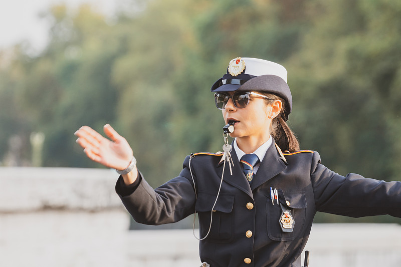 穿制服的女警官管理交通。图片下载