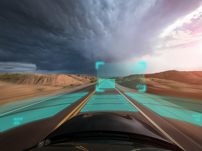 自动驾驶汽车在恶劣天气中驾驶，美国图片下载