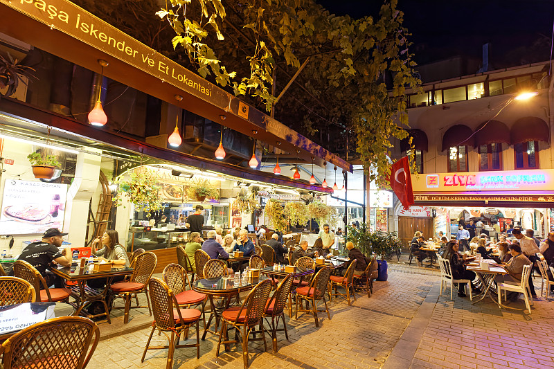小街有许多餐馆，酒吧和许多人在Eminönü地区。图片下载