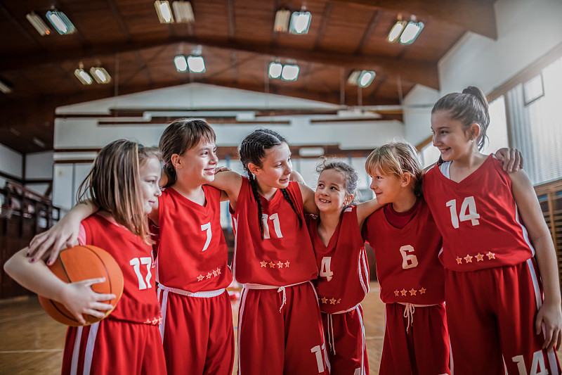 学校女子篮球队比赛图片下载