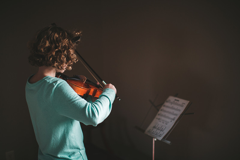 女孩练习中提琴图片下载