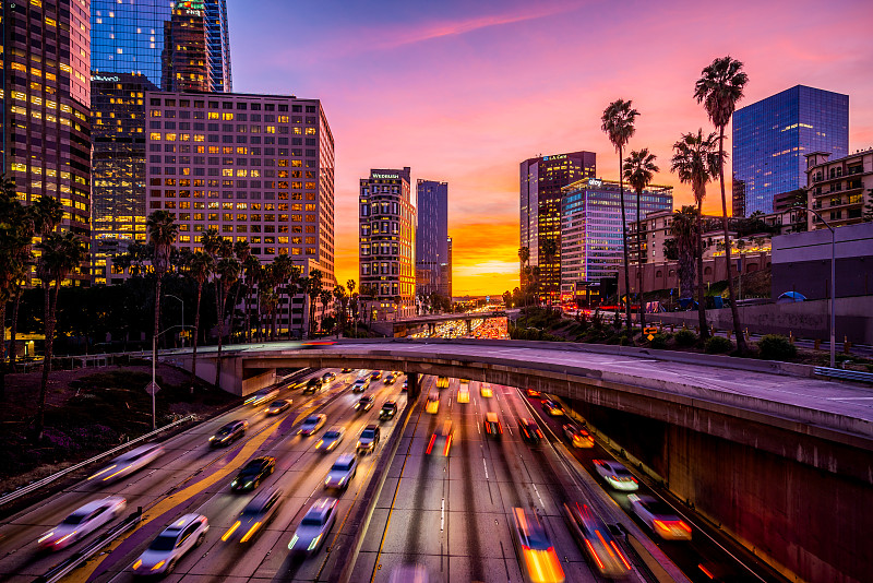 日落时分洛杉矶市中心繁忙的交通图片素材