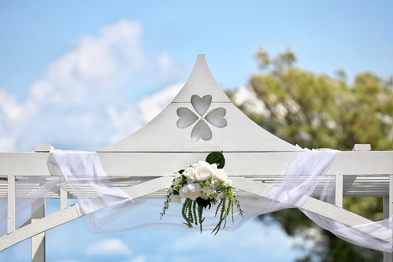 一个阳光明媚的夏日，白色的婚礼祭坛图片下载