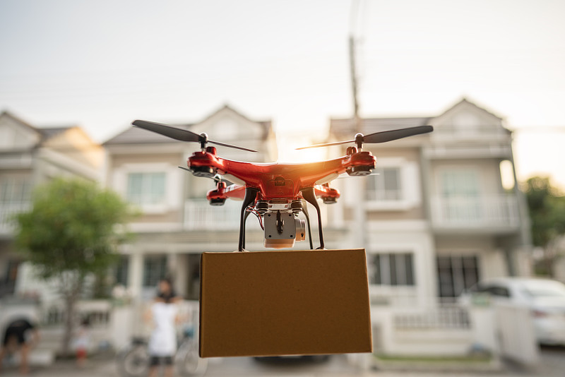 2020年2月23日，泰国曼谷，快递无人机在城市飞行。重要提示:我用家用物品制作的无人机图片素材