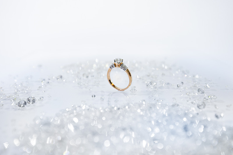 钻石戒指上的珠宝背景的特写，铂金戒指上的钻石。图片下载