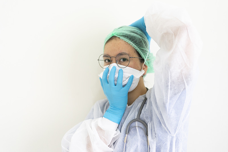 女医生教授如何佩戴医用口罩以保护Covid-19(冠状病毒)和pm2.5空气污染图片下载