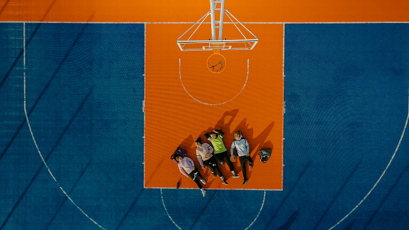篮球比赛后在球场上休息图片下载