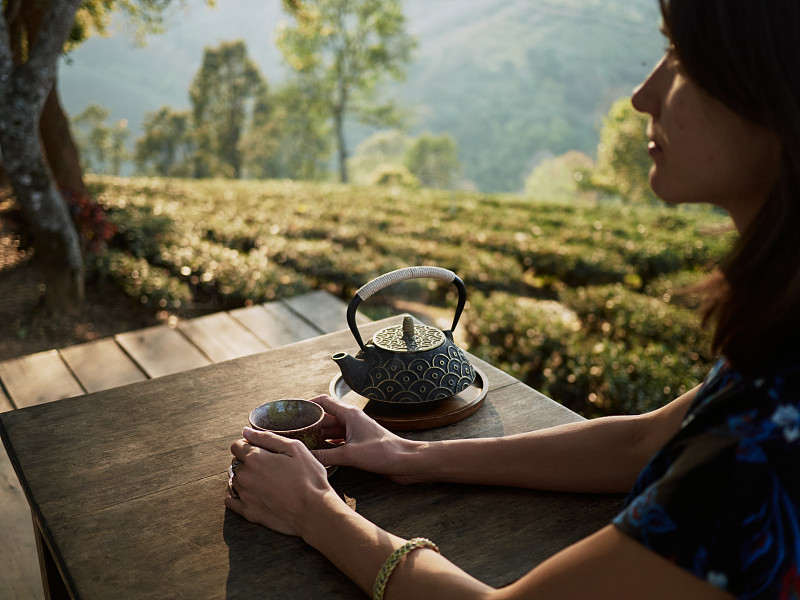 在花园里喝茶的女人图片素材