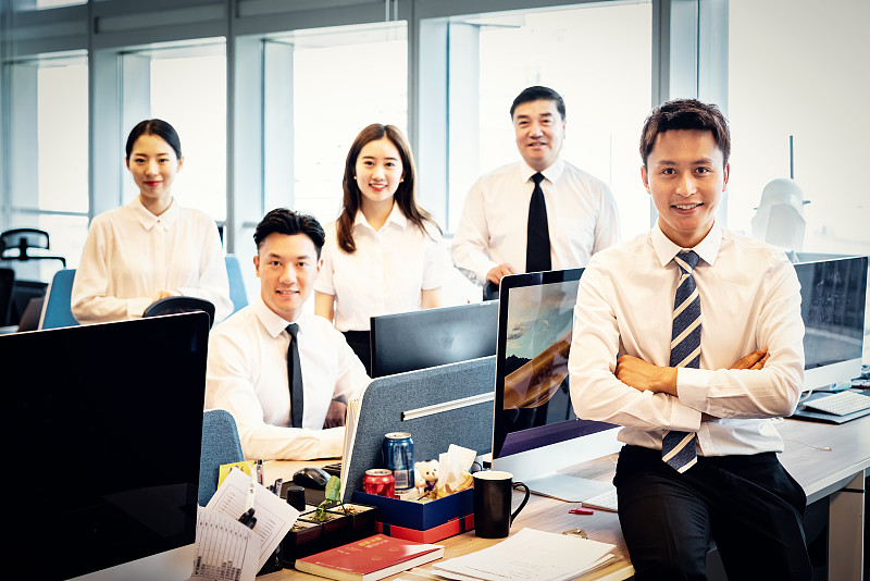 一个亚洲商业团队在办公室的肖像图片素材