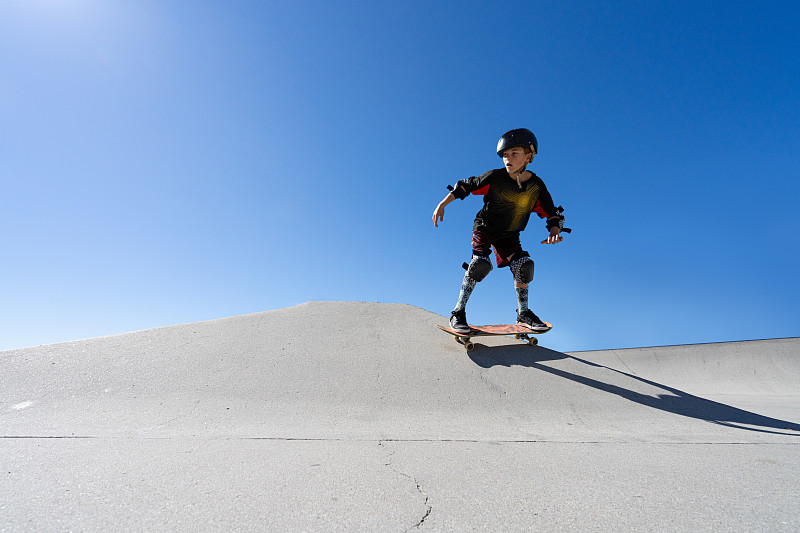 滑板公园的小男孩图片素材
