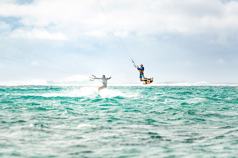 两名男子在毛里求斯岛一起玩风筝图片下载