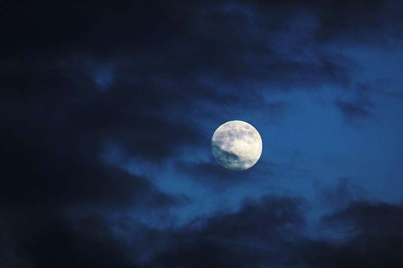 低角度的月亮对天空图片素材