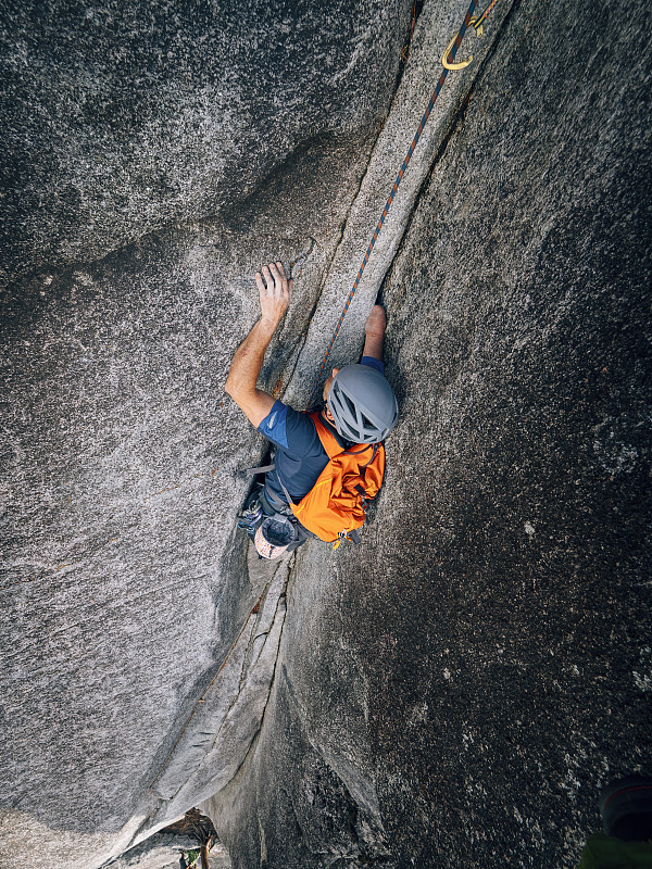 一位天生只有一只手臂的攀岩者正在香农瀑布省公园附近的天行者路线上攀爬斯克米什经典路线图片素材