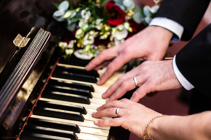 一对夫妇弹奏钢琴的剪刀手图片素材