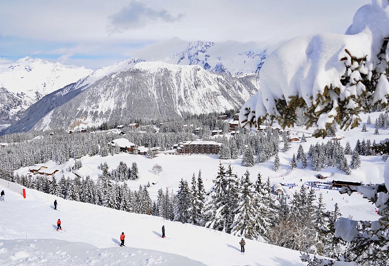 Courchevel滑雪场冬天有滑雪的人在山坡上滑雪图片下载