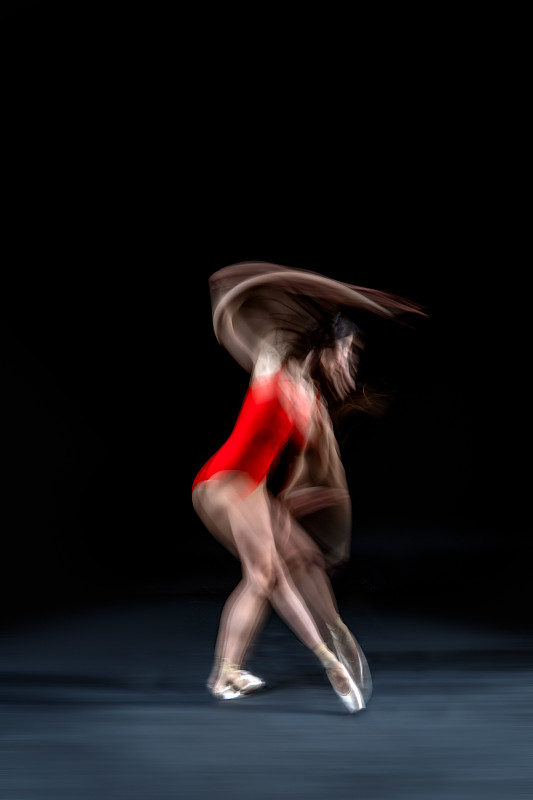 动作模糊的芭蕾舞者图片素材