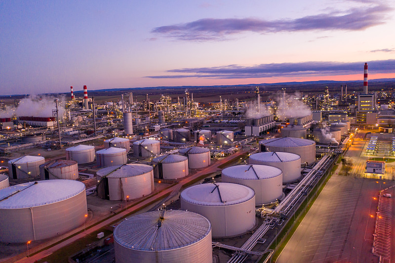 日落时的炼油厂鸟瞰图。图片素材
