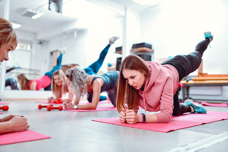 女性在健身房做平板抬腿运动图片下载