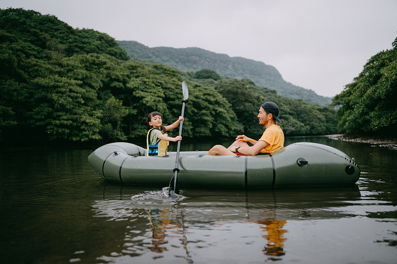 小女孩划着皮划艇在红树河，Iriomote，日本图片下载