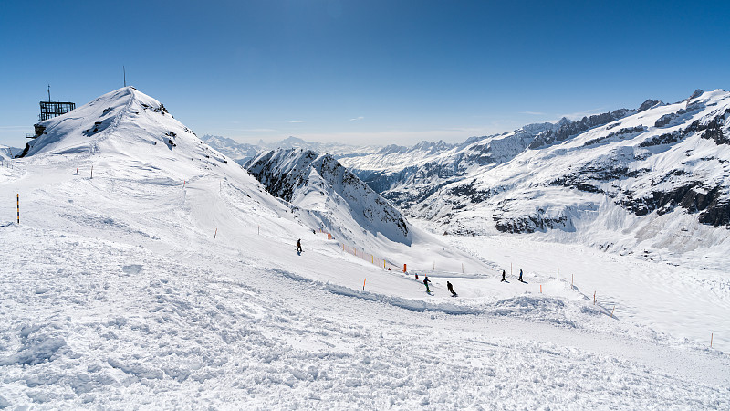 滑雪者正在瑞士阿莱奇竞技场的斜坡上滑雪图片素材