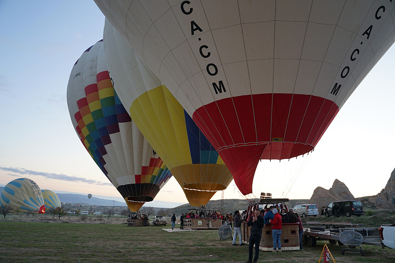 美丽的热气球与独特美丽的风景戈雷米，卡帕多西亚图片下载