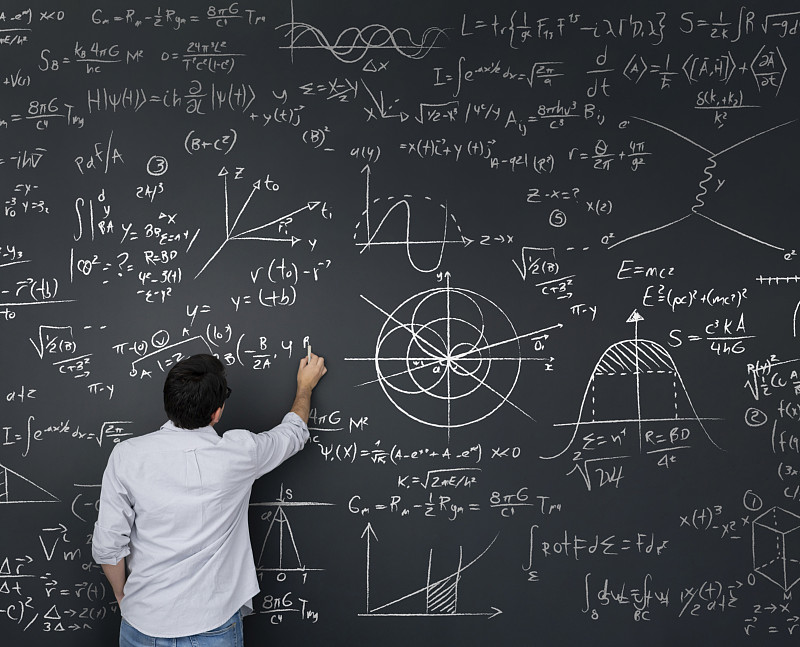 物理老师在黑板上写数学方程图片素材