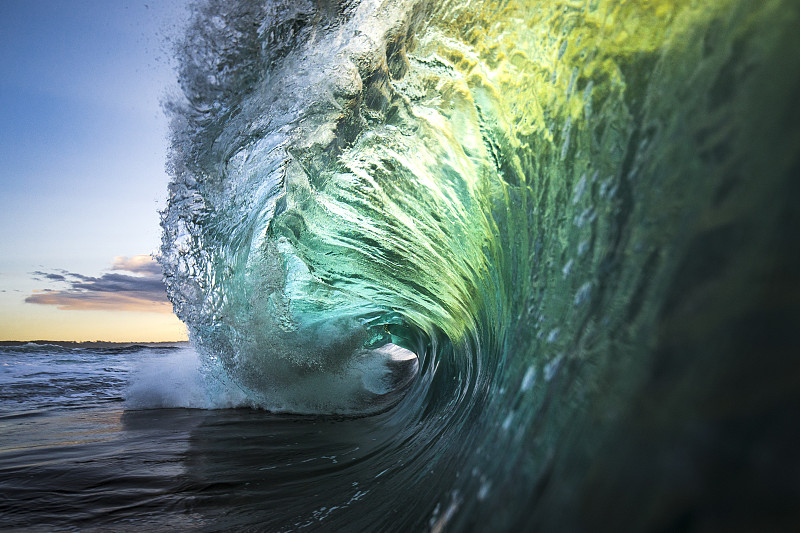 巨大的彩色波浪在海洋中打破礁和岩石图片下载