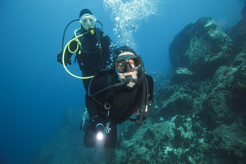 潜水探索和享受珊瑚礁海洋生命水上运动水肺潜水员的观点。可怕的珊瑚图片下载