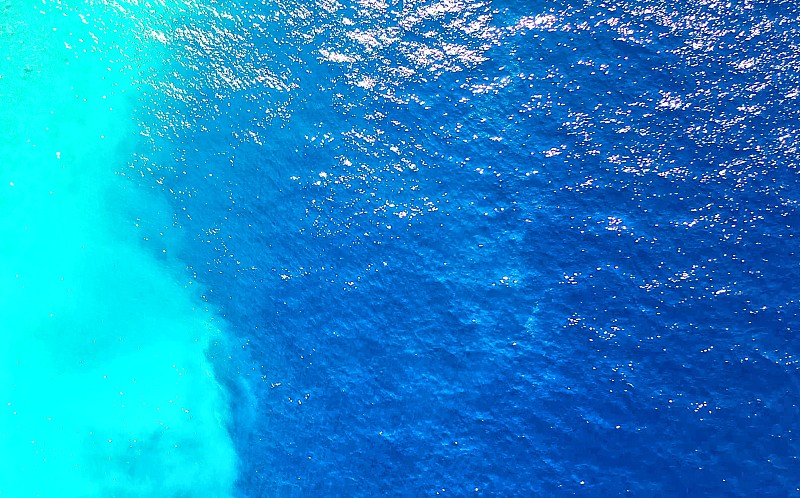 热带岛屿近岸环礁湖的海海纹理以平静的清水，复制蓝色空间图片下载