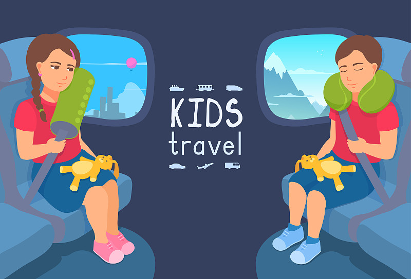 一个可爱的女孩和一个男孩坐在飞机座椅上，系着安全带，脖子上还有一个枕头。舒适的旅途，安全的旅行。一个坐飞机旅行的孩子。孩子睡觉。窗外风景。图片素材