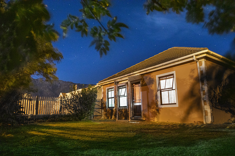 南非一个中产阶级家庭的夜间图像。图片素材