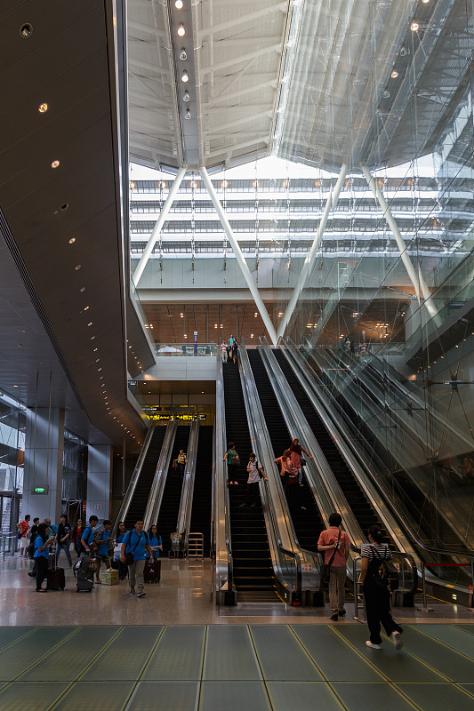 新加坡樟宜国际机场航站楼的自动扶梯图片下载