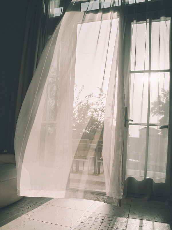 家里窗户上挂的白色窗帘图片素材