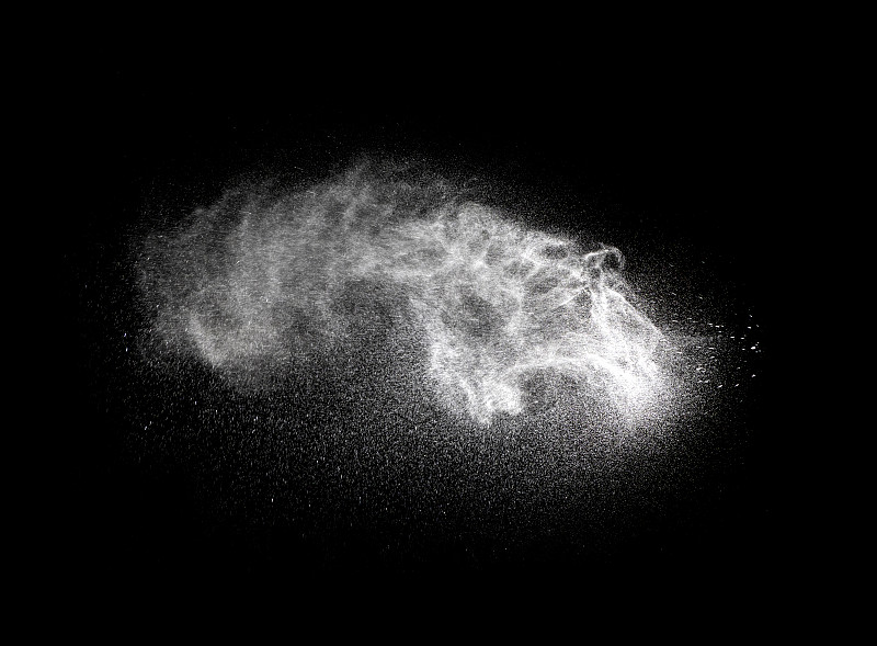 在黑色的背景上，水滴漂浮在白色的空气中，形成了完整的纹理框架图片下载