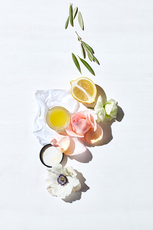 静物护肤产品，新鲜柠檬，花卉踏板图片下载