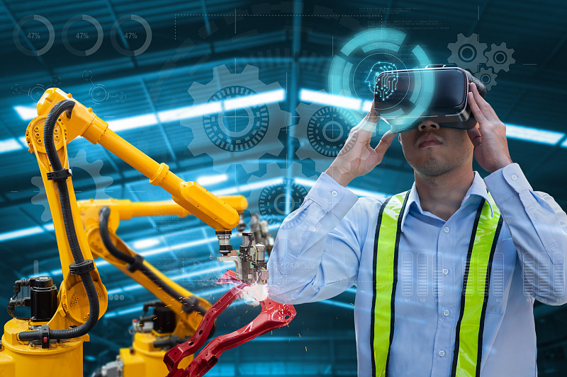 工程师与眼镜虚拟现实，智能工厂技术界面，新一代技术概念。图片素材