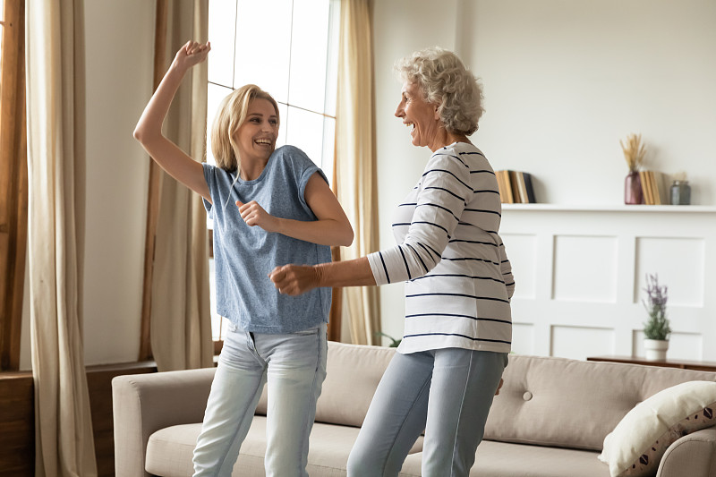 成年的孙女和年迈的奶奶在家里跳舞感觉很开心图片下载
