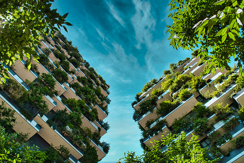 垂直森林(Bosco Verticale)创新的温室摩天大楼代表了Boeri工作室对可持续经济的承诺图片素材