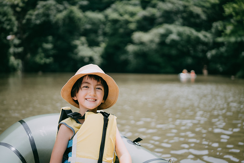 可爱的小女孩在充气筏上对着相机微笑图片素材